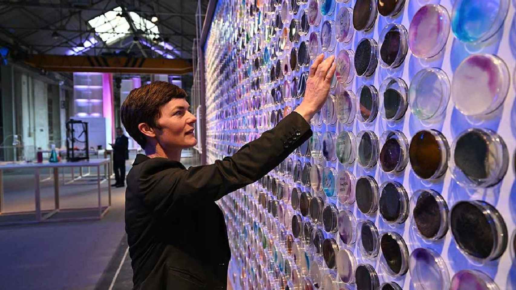 Ellen MacArthur mirando placas de Petri.