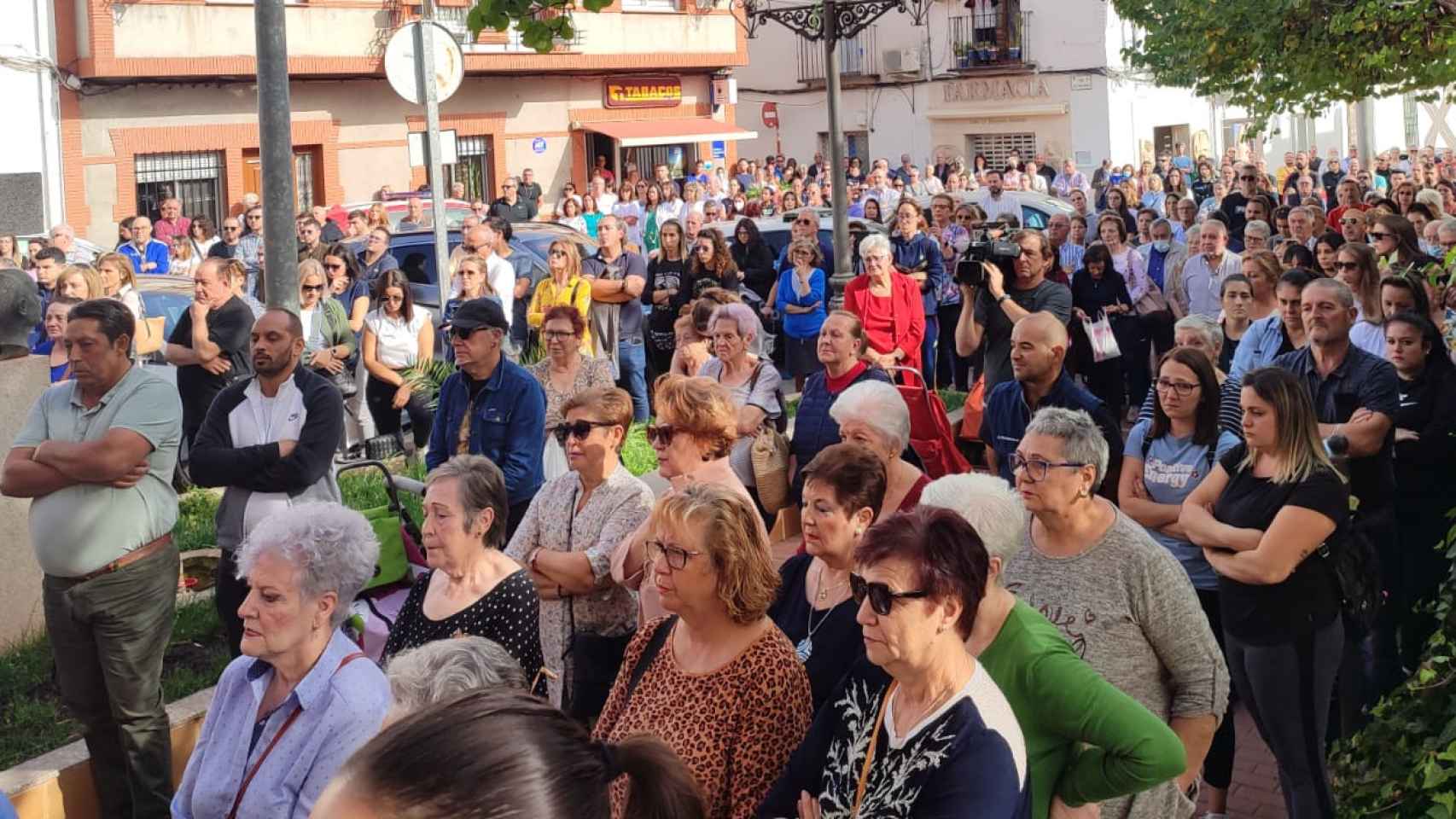Acto en honor a las dos víctimas mortales del tiroteo, en la plaza del Ayuntamiento de Argamasilla.