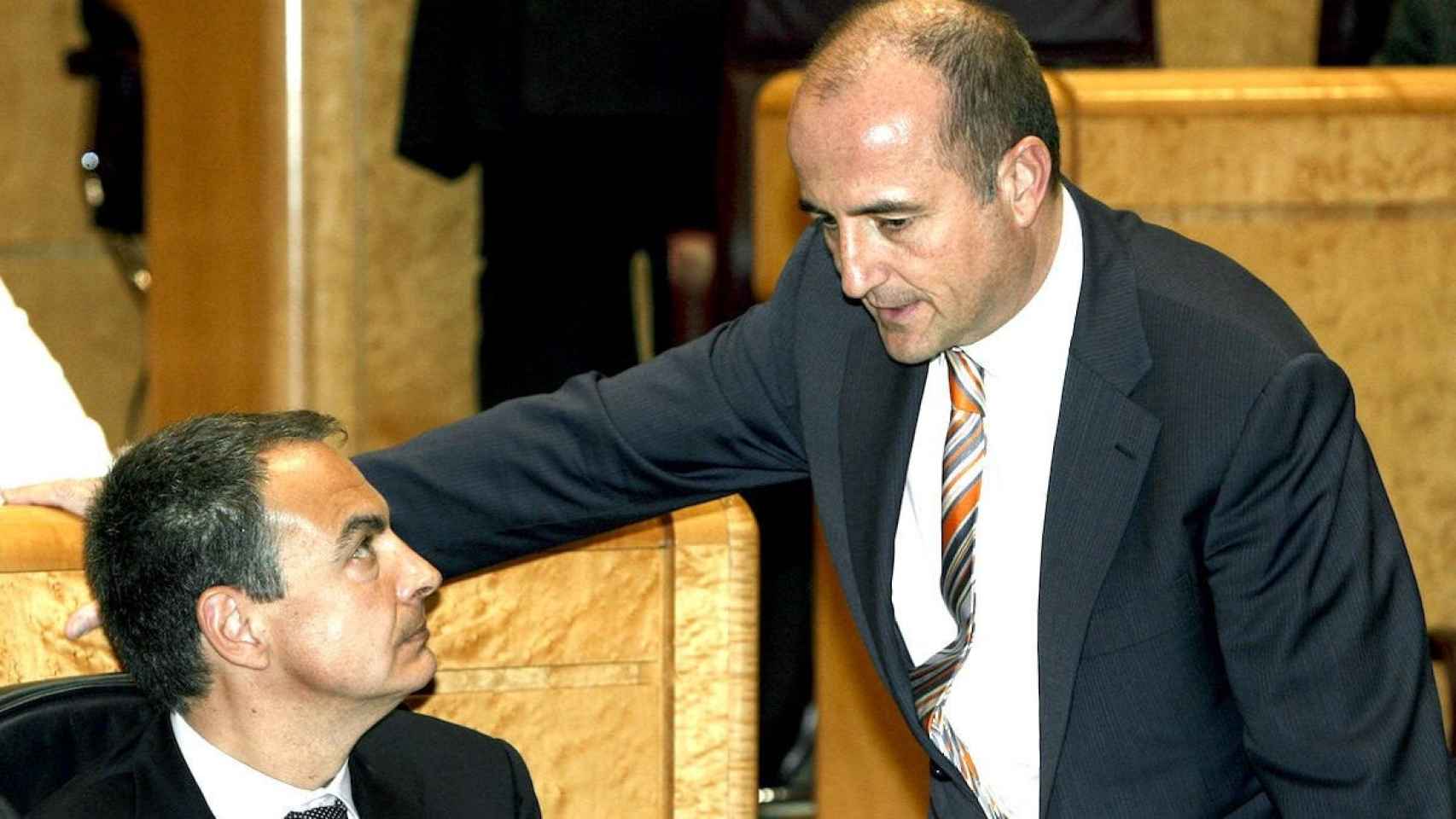 El exministro Miguel Sebastián junto a José Luis Rodríguez Zapatero.