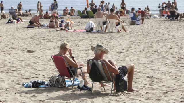 Varias personas en una playa valenciana esta misma semana, aprovechando las altas temperaturas.