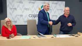 Acto de la firma por parte del representante de Cajaviva y el presidente de la Fundación