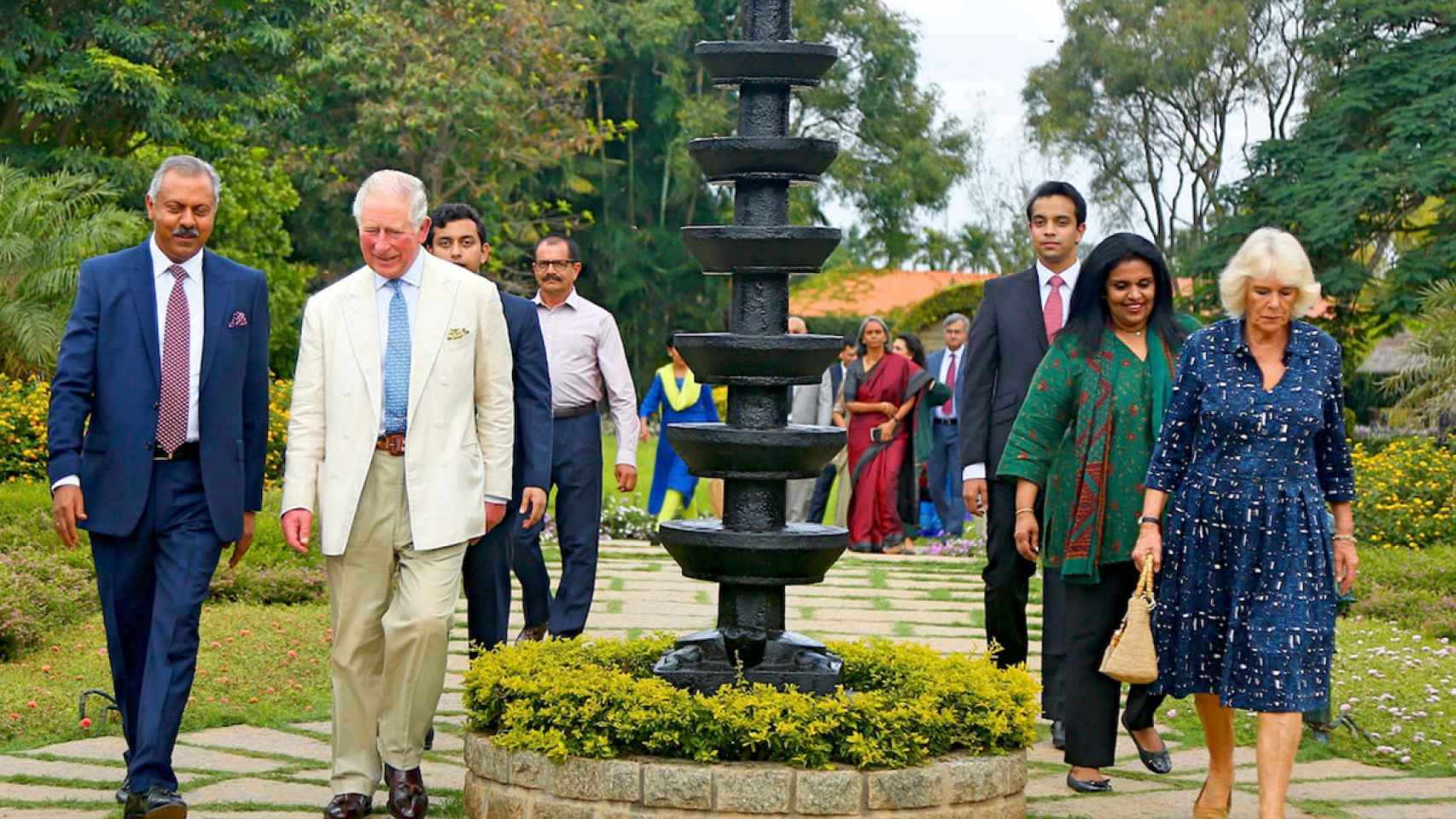 Carlos y Camilla en una visita al centro holístico de India.