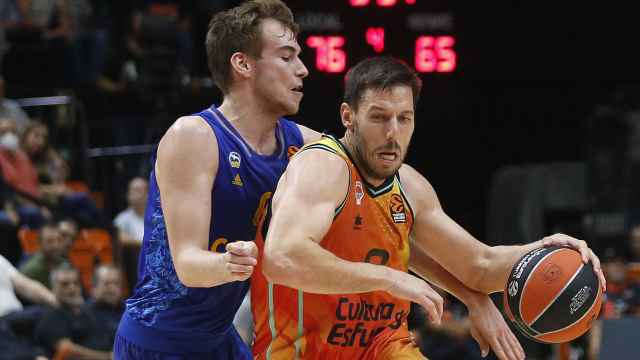 l jugador del Valencia Basket Sam Van Rossom juega un balón ante Matt Delow, del Alba Berlín.