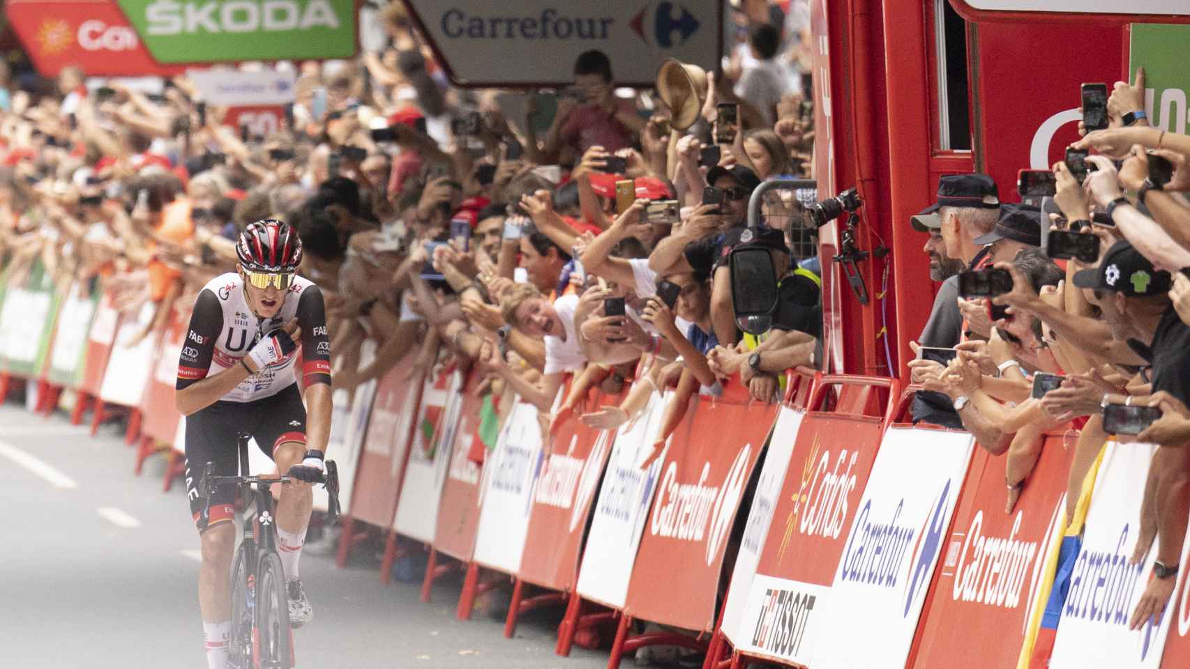 Marc Soler llega a la meta de Bilbao en una etapa de La Vuelta jaleado por la afición vasca