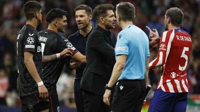 Los jugadores del Atlético de Madrid presionan al árbitro para que pite penalti ante el Bayer Leverkusen