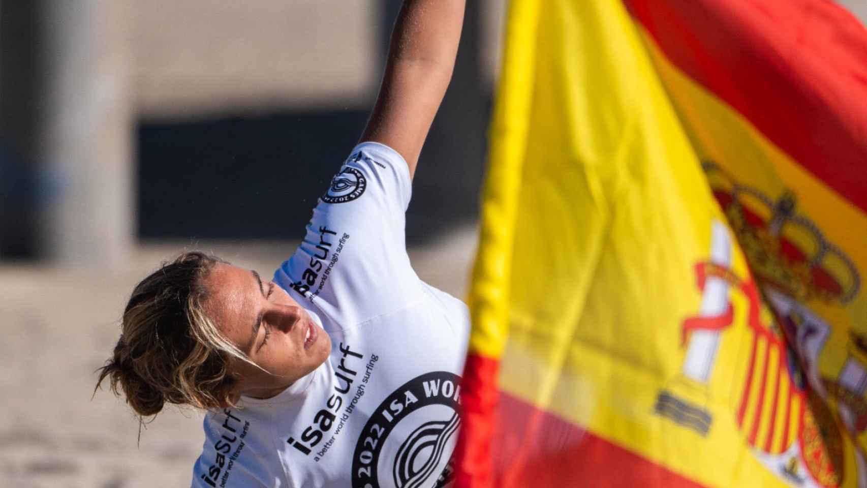 Nadie Erostarbe, surfista española con la bandera nacional tras una competición