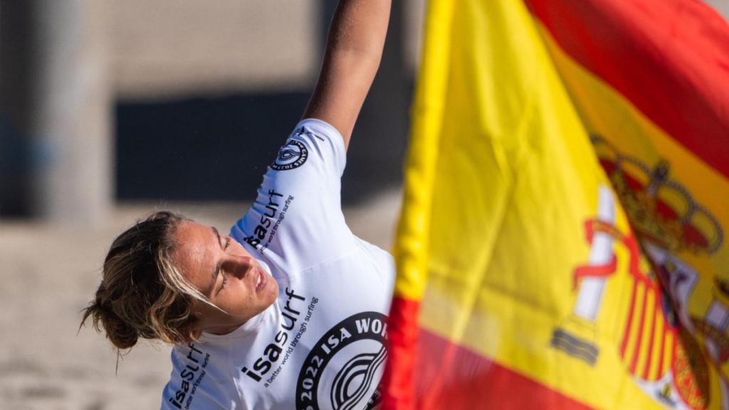 Nadie Erostarbe, surfista española con la bandera nacional tras una competición