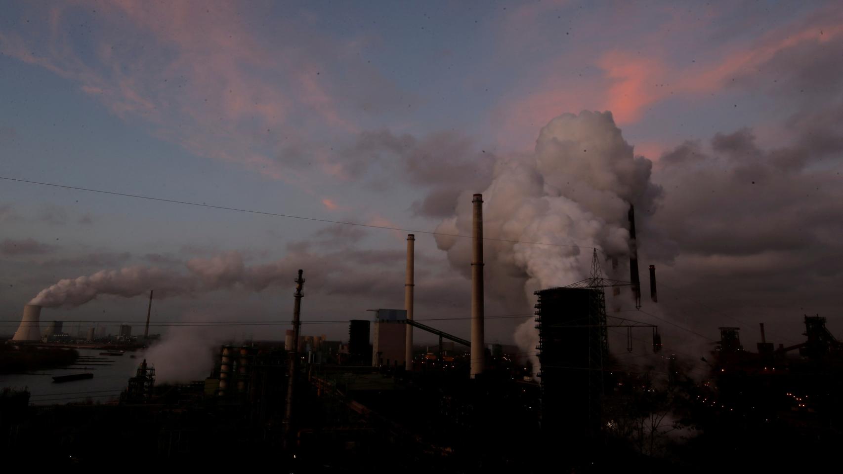 Vista aérea de una planta de acero en Alemania y sus emisiones de CO2. Leon Kuegeler Reuters