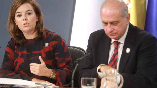 La exvicepresidenta Soraya Sáenz de Santamaría y el exministro de Interior Jorge Fernández Díaz en 2013.