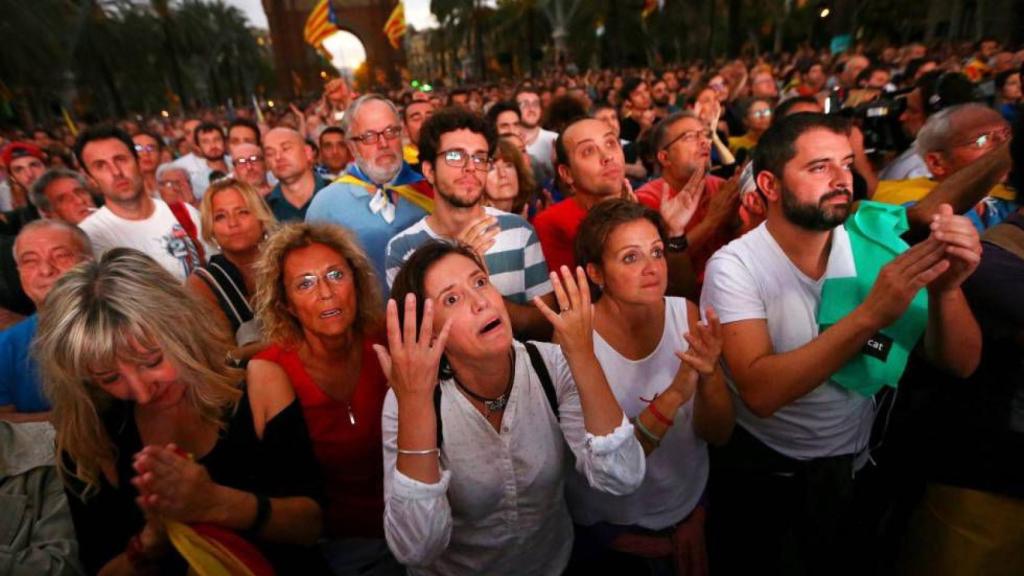 Descontento de los catalanes tras la rápida suspensión de la DUI.