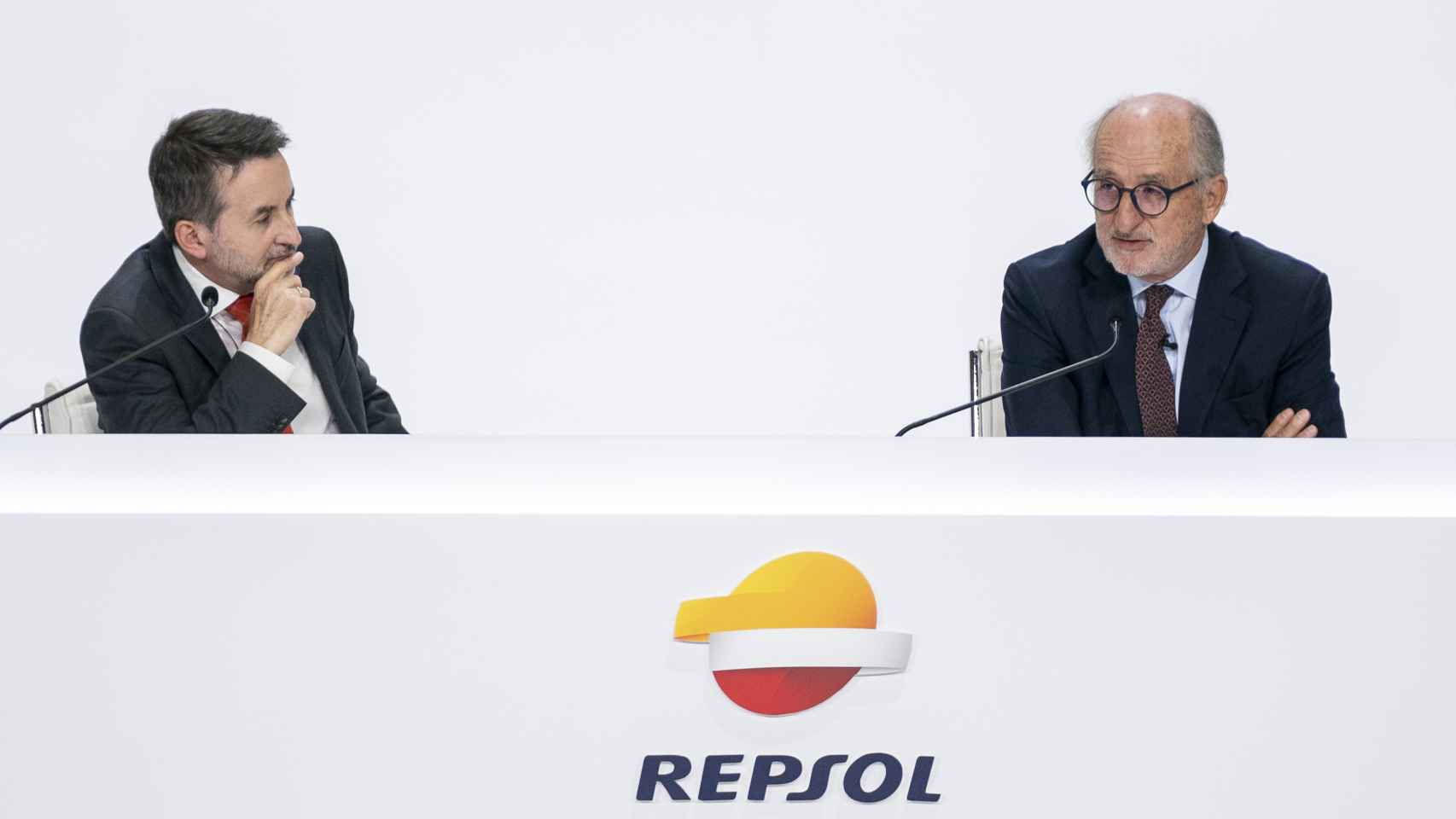El consejero delegado de Repsol, Josu Jon Imaz (i), y el presidente de Repsol, Antonio Brufau