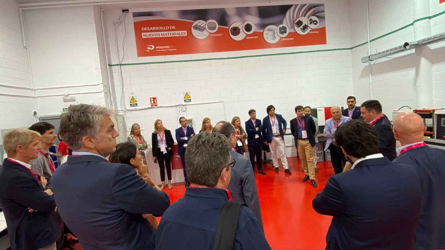 Un momento de la visita de los directivos y empresarios a la fábrica de Premo en Málaga.