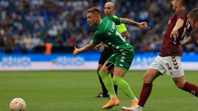 Raúl Carnero en un lance del partido entre Deportivo y Pontevedra.