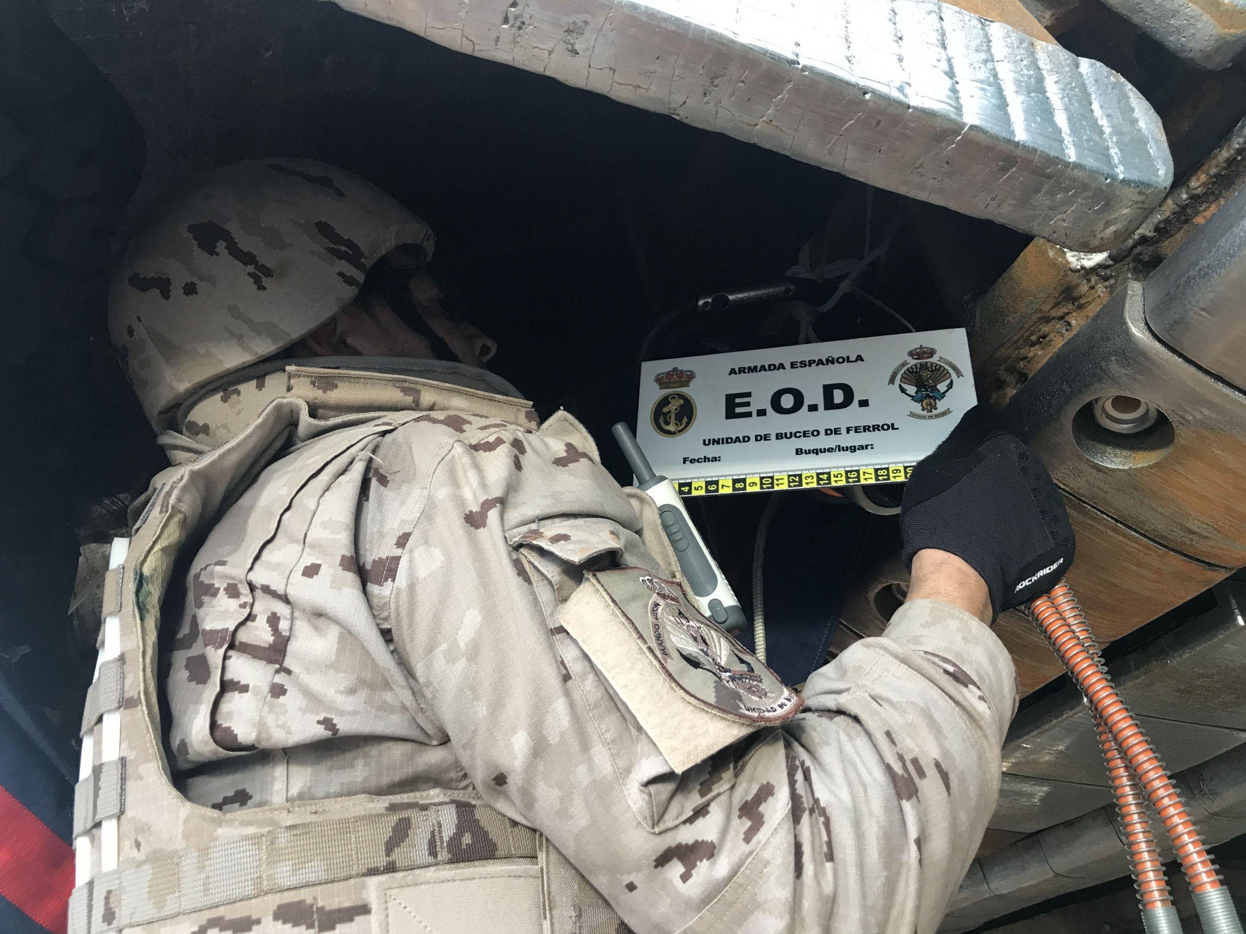 Un operador de la unidad durante loas tareas de segurado del artefacto