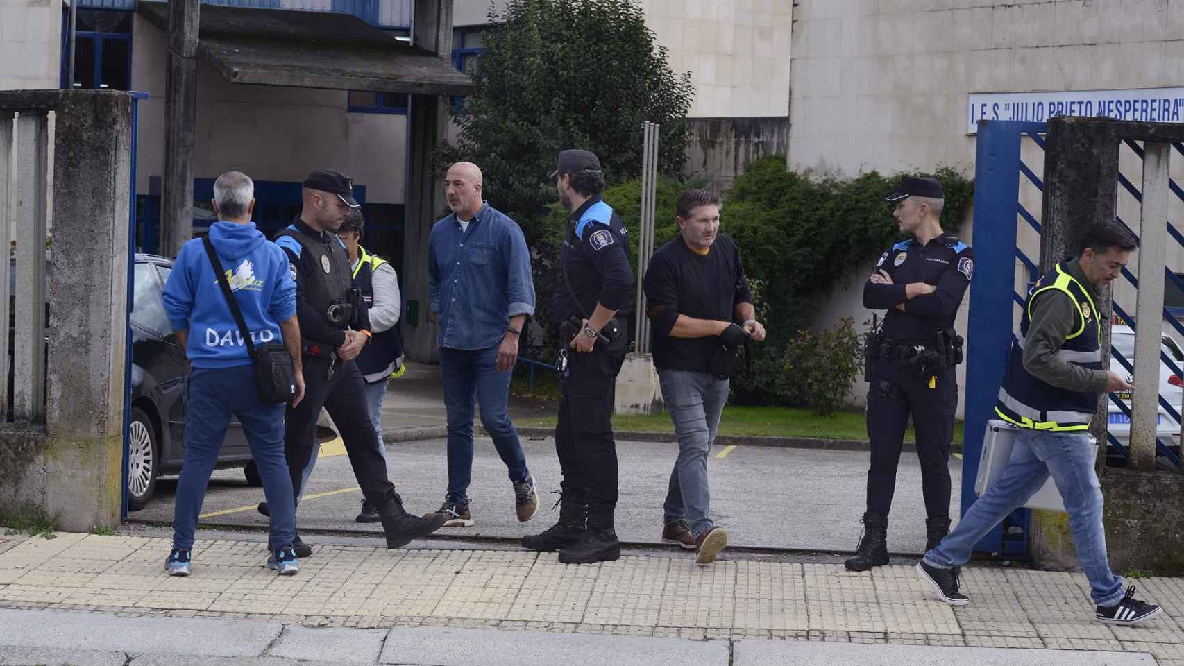 Agentes de policía frente al instituto de Educación Secundaria ‘Julio Pierto Nespereira’, en Ourense.