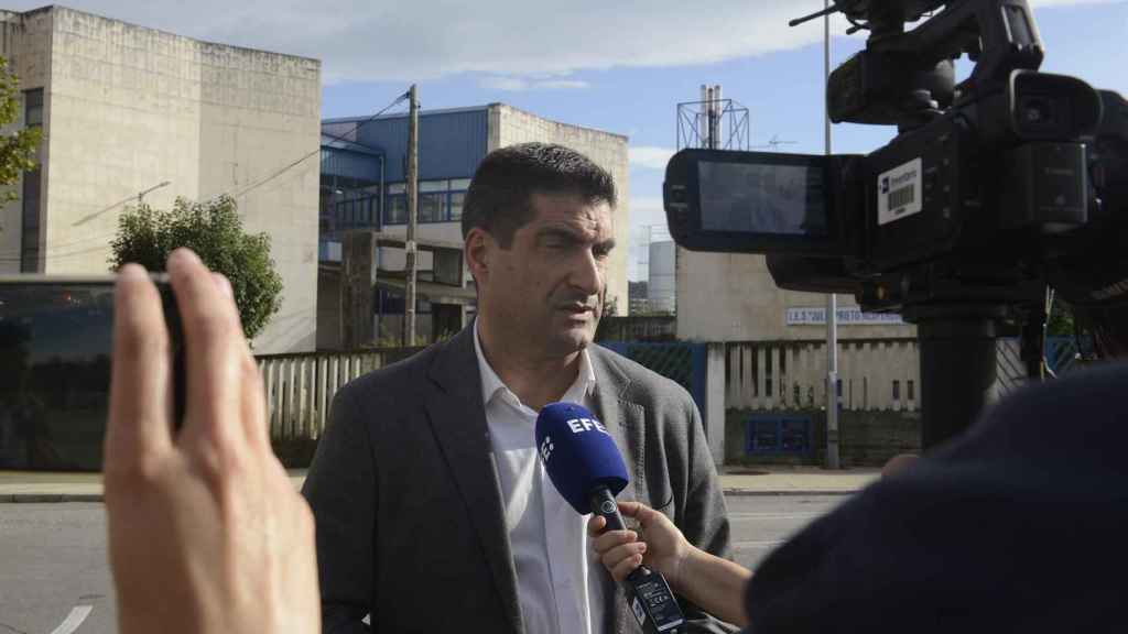 El delegado territorial de la Xunta en Ourense, Gabriel Alén, frente al instituto donde falleció el menor.