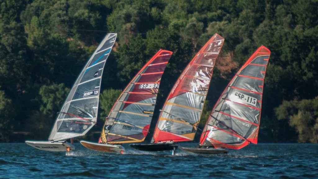 Competición de windsurf en Galicia.