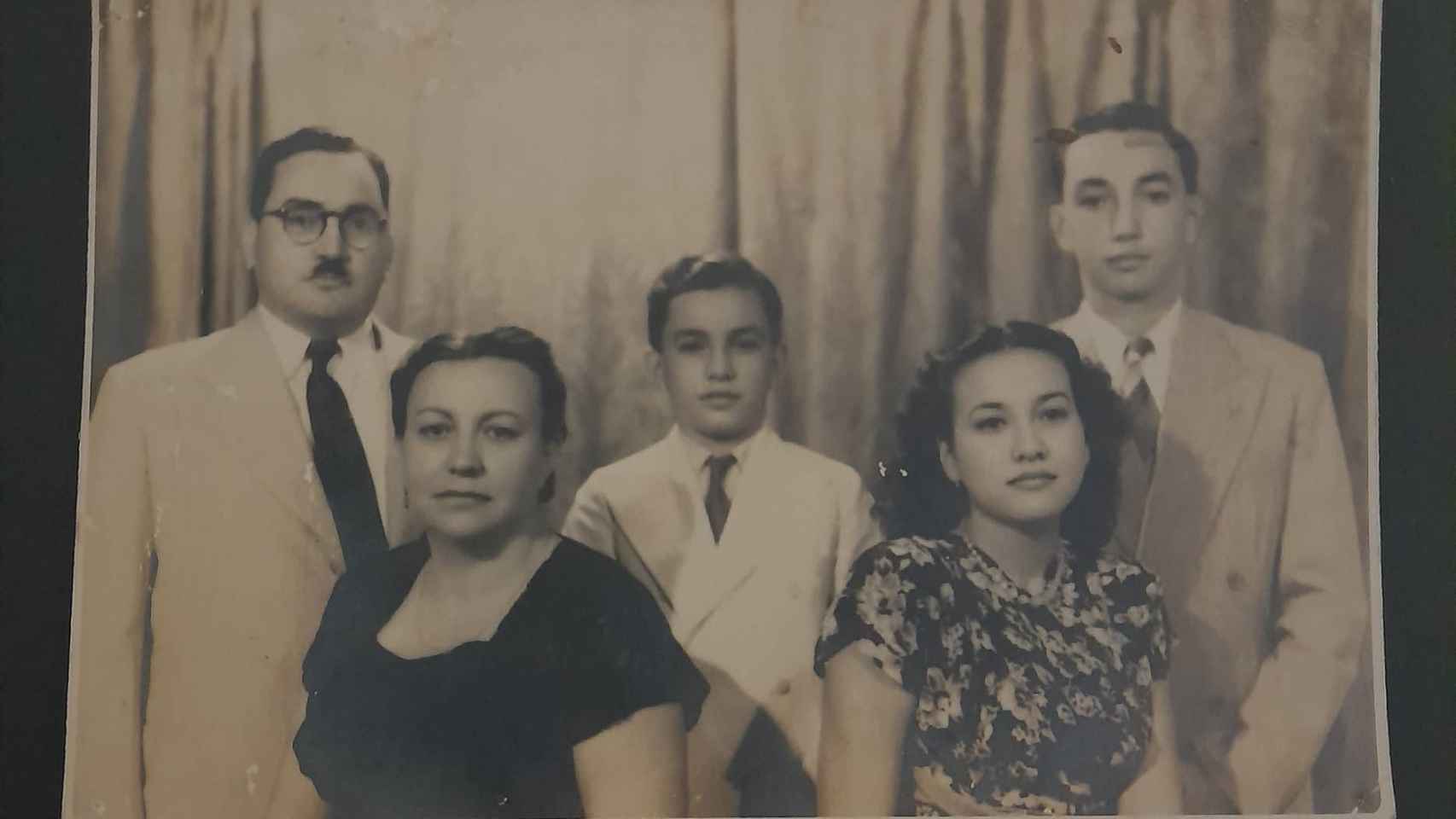 El abuelo, con su mujer y tres hijos. El menor es el padre de Amadora.