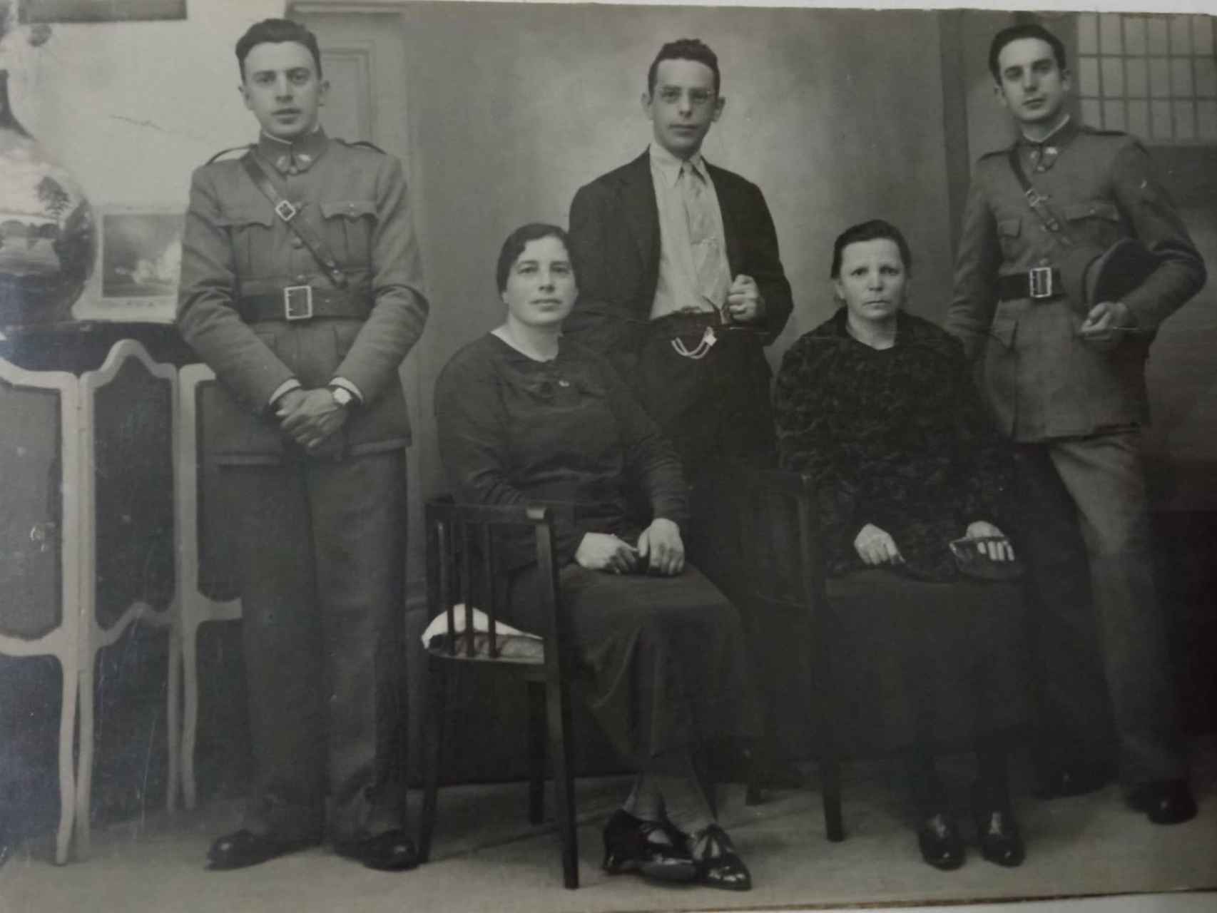 Isabel Andrés Martín (dcha), junto a sus hijos en una foto proporcionada por su nieto José Silguero