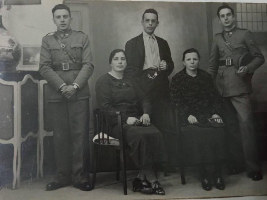 Isabel Andrés Martín (dcha), junto a sus hijos en una foto proporcionada por su nieto José Silguero