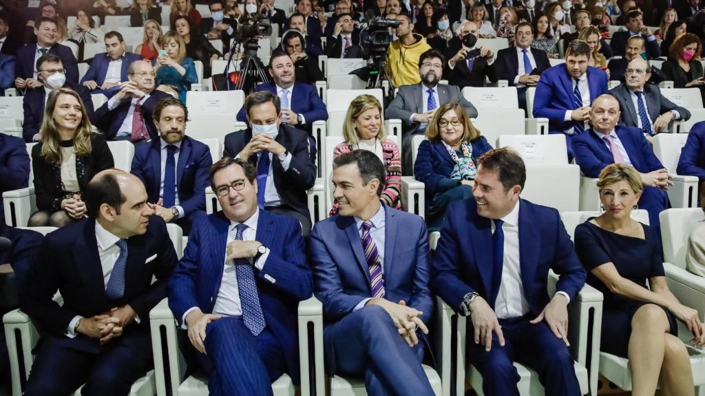 El presidente de Faconauto observa desde detrás al CEO del Santander, junto con Antonio Garamendi, el presidente Pedro Sánchez, el líder de Cepyme y la vicepresidenta Yolanda Díaz.