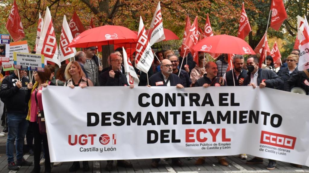 Manifestación de los sindicatos a las puertas del Ecyl en Valladolid