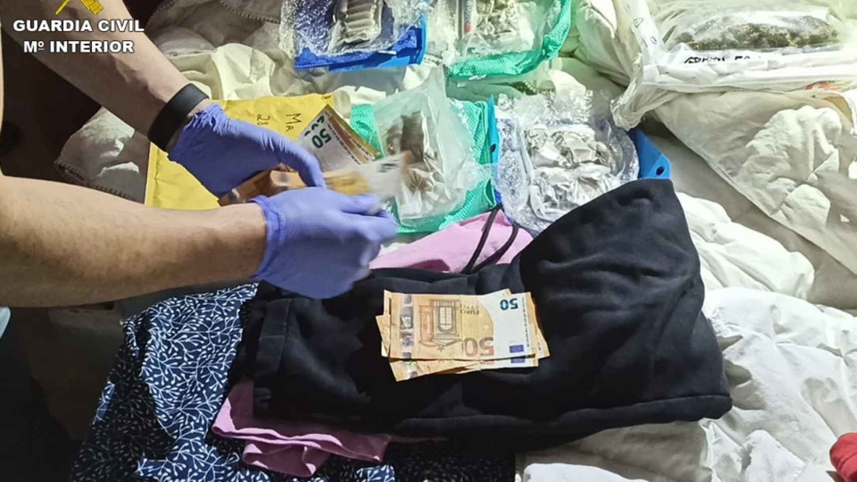 Dinero y sustancias encontradas por la Guardia Civil.