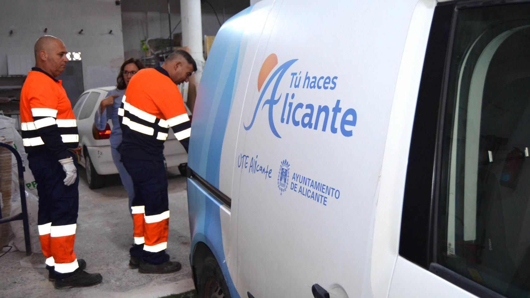 Empleado de UTE Alicante en las tareas de transporte desde los Ecopuntos.