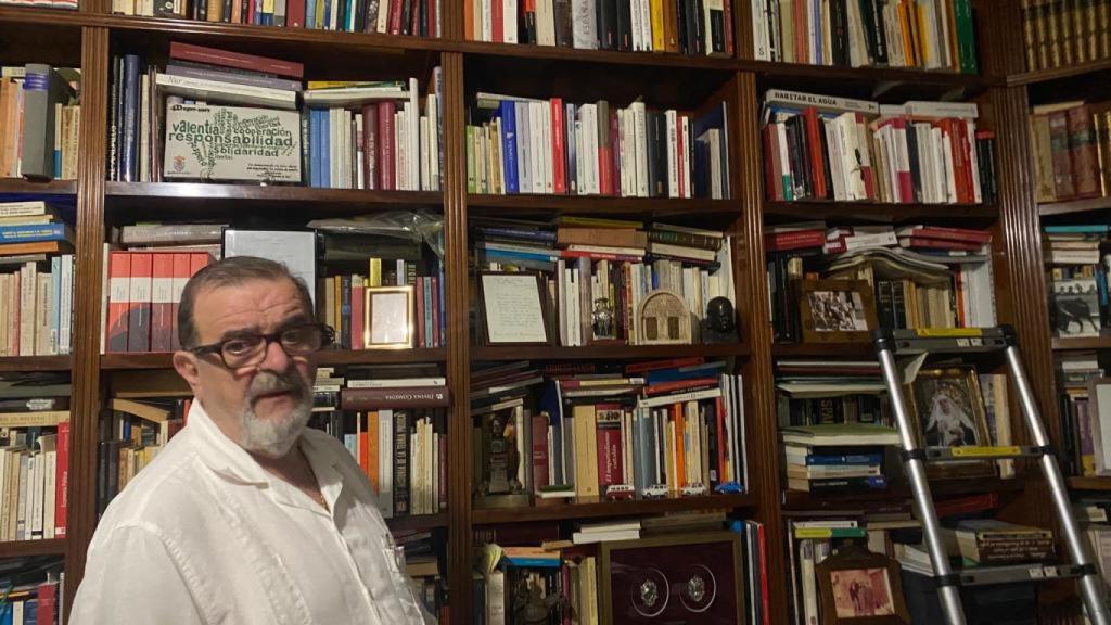 José Rodríguez de la Borbolla, segundo presidente andaluz, delante de la biblioteca de su casa.