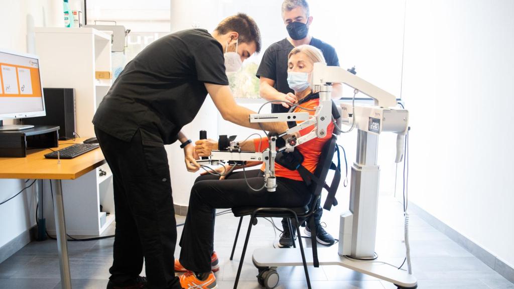 Leticia La Chica realizando rehabilitación con Armeo Spring, un exoesqueleto para el brazo.