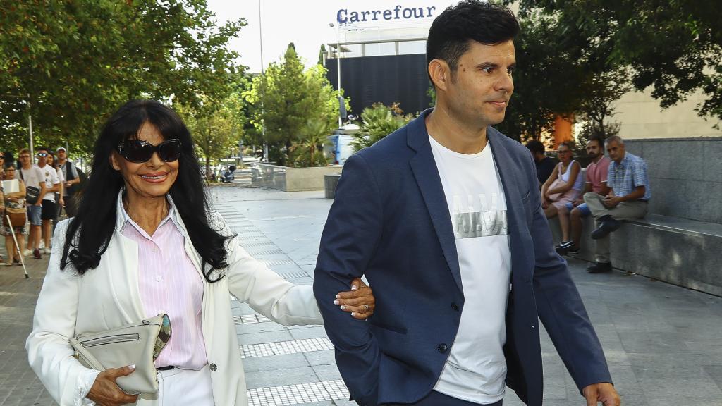 Javier Santos junto a su madre, María Edite Santos, llegando a los juzgados de Valencia en 2019.