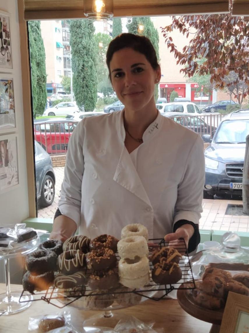 Andrea Villalonga posa con los donuts que se preparan en Nicolina.