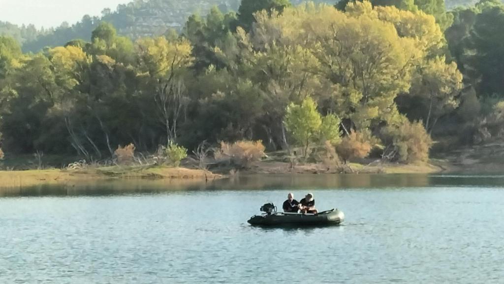 Un par de técnicos de la CHS, este viernes, en una zodiac, intentando pescar ejemplares adultos de mejillón cebra.