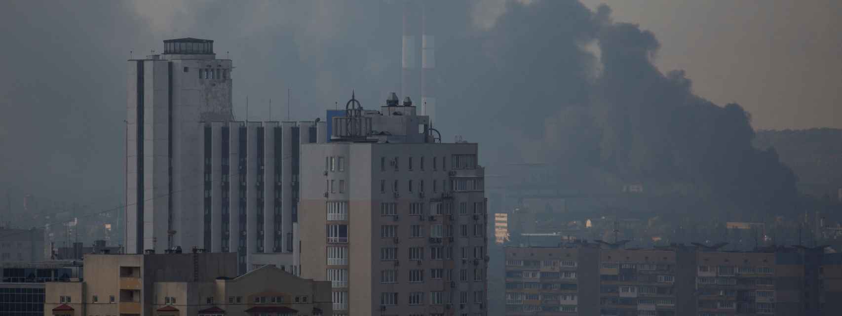 El humo se eleva sobre la ciudad de Kiev después de un ataque con misiles rusos.