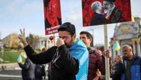 Los iraníes que viven en Ucrania asisten a una protesta contra el gobierno de Irán y a las entregas de drones iraníes a Rusia en Kiev.