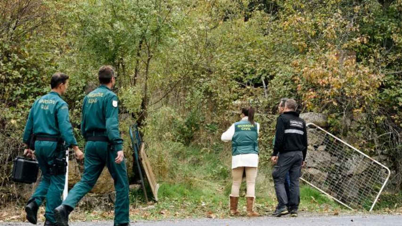 Efectivos de la Guardia Civil en Ávila realizan un registro en la finca en la que fueron hallados restos de Juana Canal, en el municipio abulense de Navalacruz