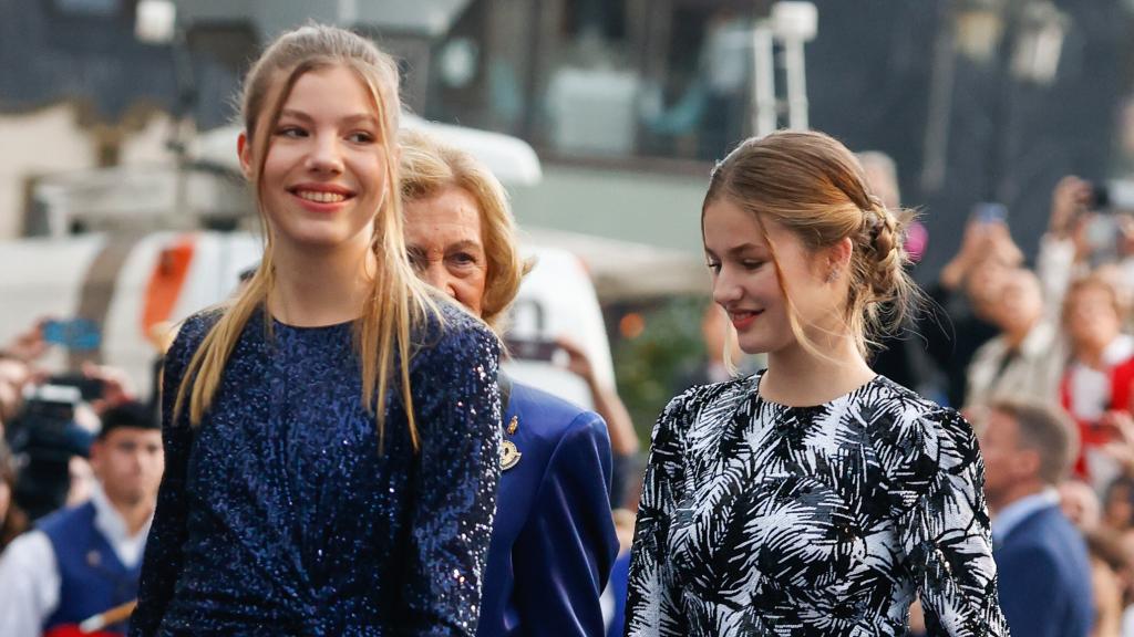 La princesa de Asturias, Leonor, y su hermana, la infanta Sofía, llegando al Teatro Campoamor.