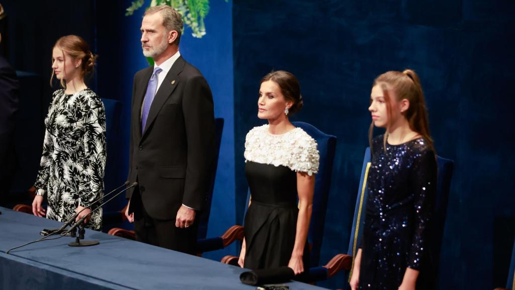 Felipe VI y Letiza, junto a sus hijas, recibiendo el aplauso de los asistentes al teatro antes de tomar asiento.