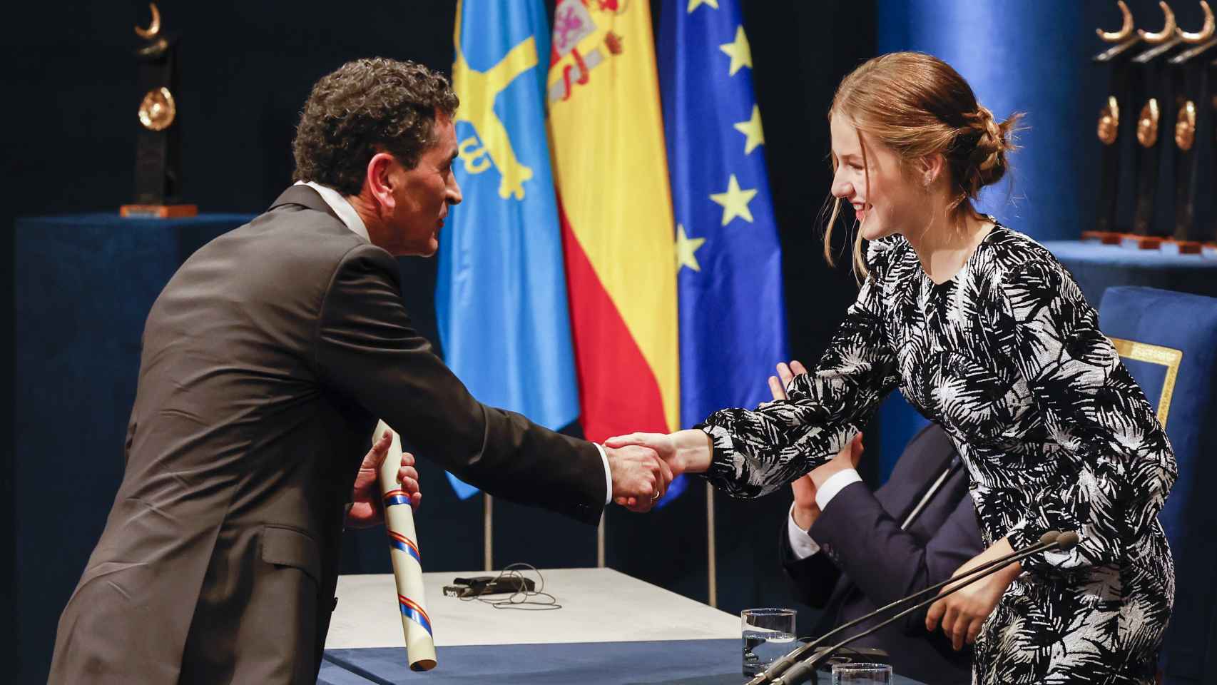 La princesa Leonor (d) entrega un galardón al dramaturgo Juan Mayorga (i), Premio Princesa de Asturias de las Letras. Foto: Eloy Alonso / EFE
