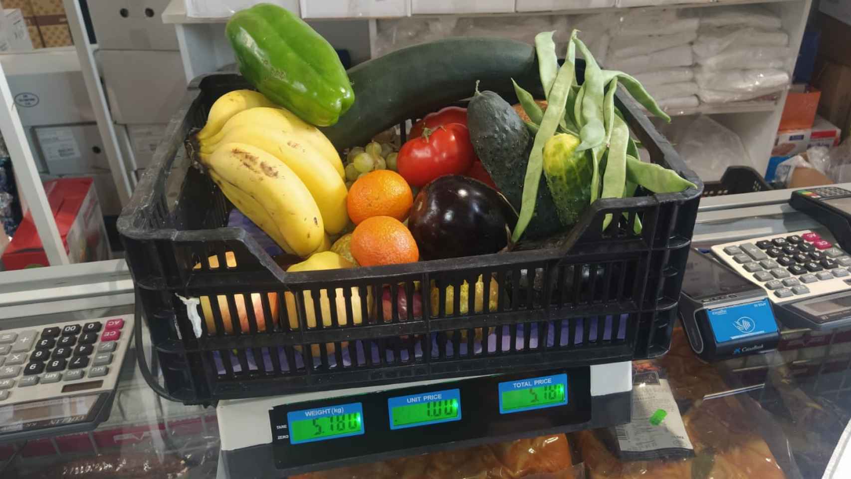 La caja con fruta y verdura que pesa 5,18 kilos y cuesta 5,18 euros.