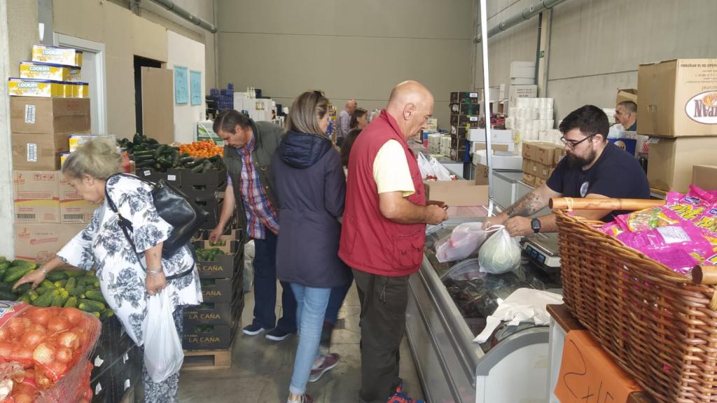 Hacia el mediodía de este viernes había muchos clientes en la tienda de Carlos Moreno.