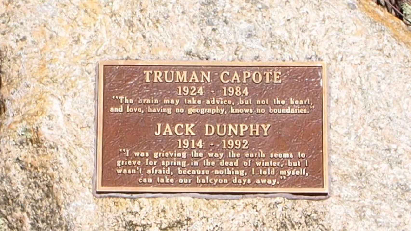 Placa conmemorativa de la muerte de Truman Capote y Jack Dunphy, en Crooked Pond.