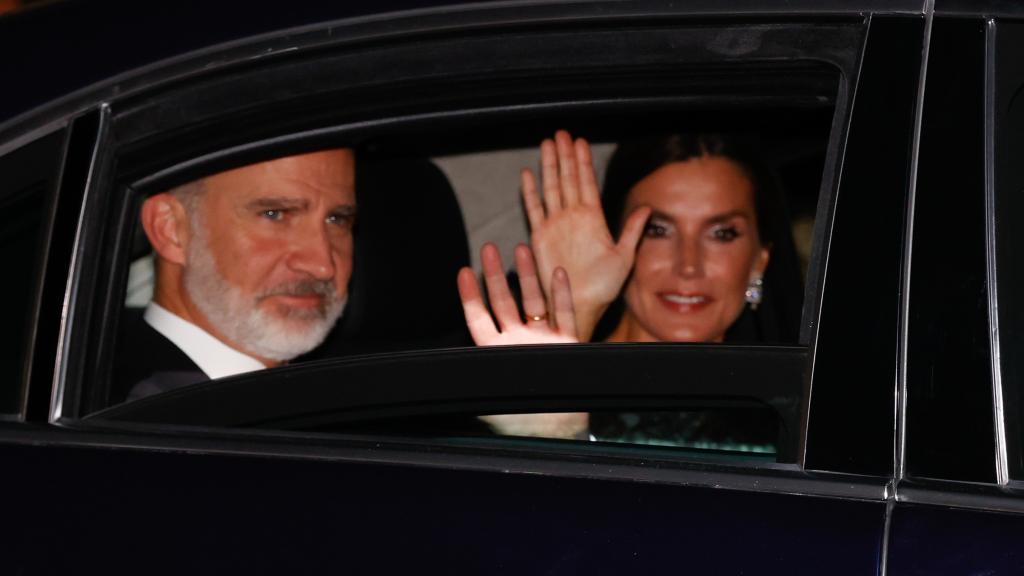 El momento en que Letizia ha saludado a los asturianos.