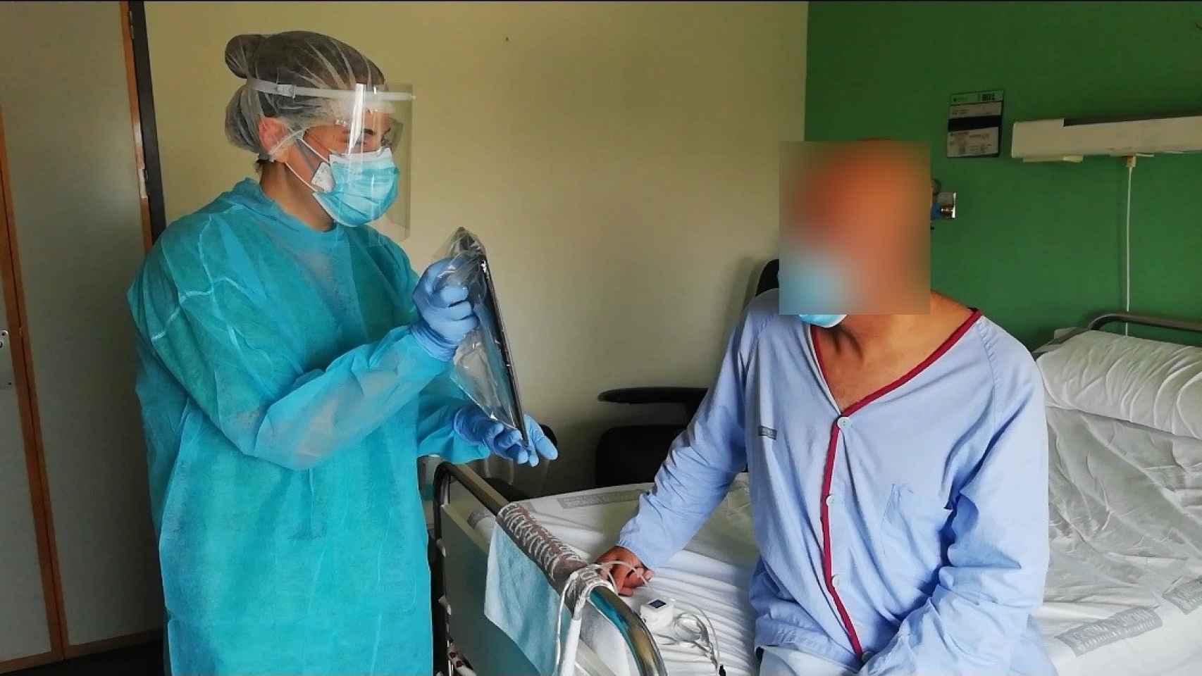 Un médico atiende a un paciente en el Hospital General de Alicante.