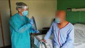 Un médico atiende a un paciente en el Hospital General de Alicante.
