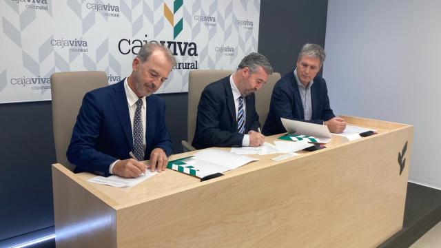 El presidente de Cajaviva Rural, Tomás Fiscac, junto con el presidente de la Fundación Luctari, Mariano Saiz en la rúbrica del acuerdo