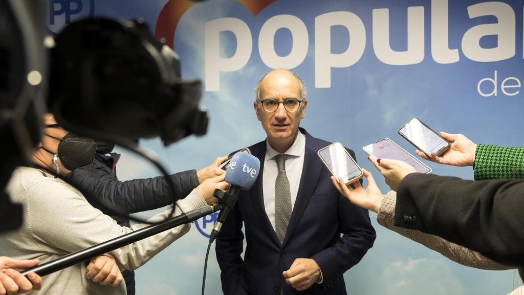 El presidente del PP de Salamanca, Javier Iglesias, tras votar en las primarias del PP