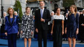 Los reyes de España, Felipe VI y Letizia, junto a sus hijas, Leonor y Sofía, y la emérita Sofía a su llegada al Teatro Campoamor de Asturias.
