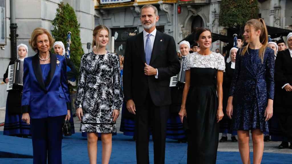 Los reyes de España, Felipe VI y Letizia, junto a sus hijas, Leonor y Sofía, y la emérita Sofía a su llegada al Teatro Campoamor de Asturias.