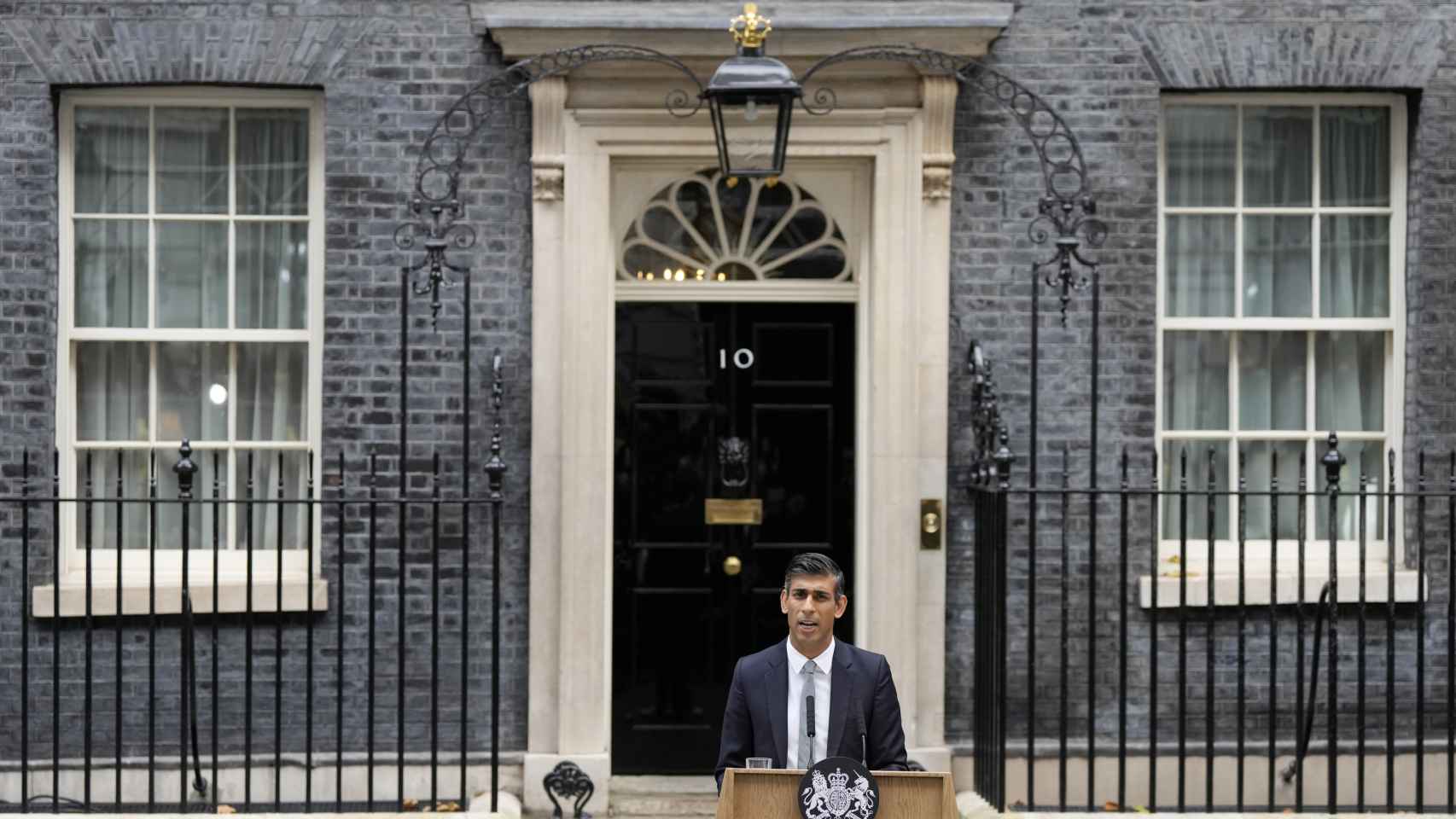 Rishi Sunañ frente al número 10 de Downing Street.